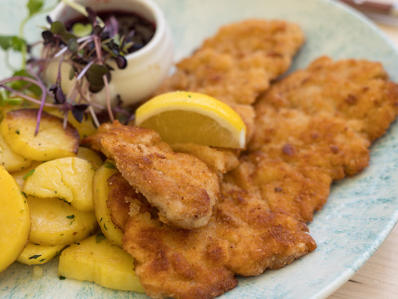 gasthof-hinterbruehl-am-see-wiener-schnitzel-vom-kalb